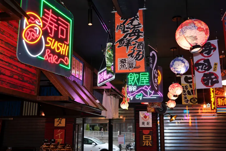 Néon « Sushi bar » et lanternes